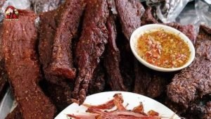 Thịt trâu gác bếp chấm gia vị Tây Bắc - Thịt Trâu Gác Bếp Có Ăn Luôn Được Không