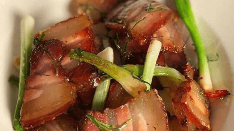 Thịt ba chỉ xào lá chanh cùng hành lá