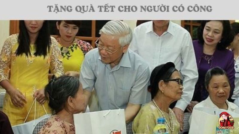 Tặng quà Tết cho người có công không nên quá khoa trương