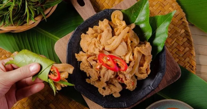 thịt chua cuốn lá