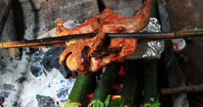 Cách Làm Gà Nướng Tây Bắc Chuẩn Vị Gà nướng tây bắc trên bếp củi